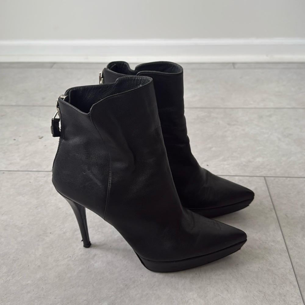 Leather Stuart Weitzman bootie - size 9